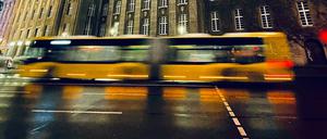 BVG-Bus am Rathaus Spandau.