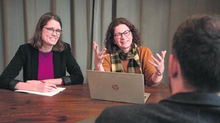 Was mache ich aus meiner Erfindung? Teresa Kollakowski (links) und Christine Reuter können bei solchen Fragen helfen.