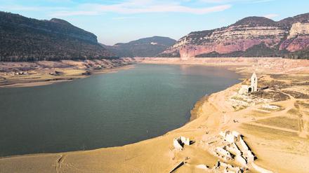Die alte Kirche von Sant Romà de Sau in Katalonien ist eigentlich von einem Stausee überflutet. Am 1. Februar 2024 riefen die örtlichen Behörden den Notstand aus, nachdem die Wasserreservoirs der Region unter 16 Prozent der Gesamtkapazität gefallen waren.
