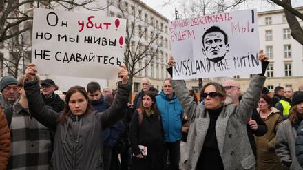 Berlin, Solidaritätskundgebung GER, Berlin,20240218, Demo , Demonstration für Alexej Nawalny, Rechtsanwalt der in Russland umgebracht worden ist, oppositioneller Dissident, demokratischer politiker, Blogger Dokumentarfilmer und Gegner von Wladimir Putin, vor der russischen Botschaft, unter den Linden *** Berlin, Solidarity rally GER, Berlin,20240218, Demo , Demonstration for Alexei Navalny, lawyer who was killed in Russia, opposition dissident, democratic politician, blogger, documentary filmmaker and opponent of Vladimir Putin, in front of the Russian Embassy, Unter den Linden