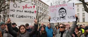 Berlin, Solidaritätskundgebung GER, Berlin,20240218, Demo , Demonstration für Alexej Nawalny, Rechtsanwalt der in Russland umgebracht worden ist, oppositioneller Dissident, demokratischer politiker, Blogger Dokumentarfilmer und Gegner von Wladimir Putin, vor der russischen Botschaft, unter den Linden *** Berlin, Solidarity rally GER, Berlin,20240218, Demo , Demonstration for Alexei Navalny, lawyer who was killed in Russia, opposition dissident, democratic politician, blogger, documentary filmmaker and opponent of Vladimir Putin, in front of the Russian Embassy, Unter den Linden