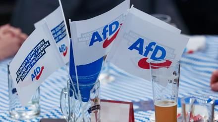 Beim Politischer Aschermittwoch der AfD stehen Fahnen der Partei auf dem Biertisch. Der politische Aschermittwoch geht auf einen Viehmarkt im 19. Jahrhundert im niederbayerischen Vilshofen zurück. (Symbolbild)