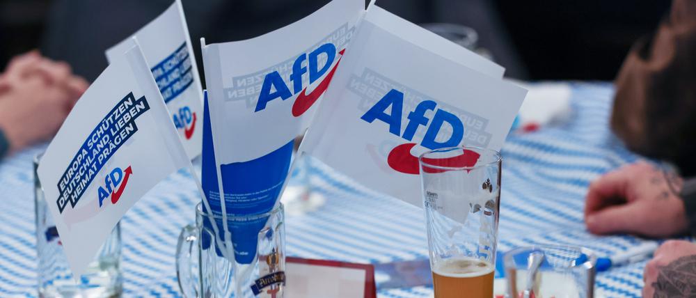 Beim Politischer Aschermittwoch der AfD stehen Fahnen der Partei auf dem Biertisch. Der politische Aschermittwoch geht auf einen Viehmarkt im 19. Jahrhundert im niederbayerischen Vilshofen zurück. (Symbolbild)