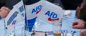 Beim Politischer Aschermittwoch der AfD stehen Fahnen der Partei auf dem Biertisch. Der politische Aschermittwoch geht auf einen Viehmarkt im 19. Jahrhundert im niederbayerischen Vilshofen zurück. (Symbolbild)
