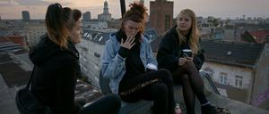 Ein buntes Volk tritt auf, junge Leute und Veteranen der Subkultur.