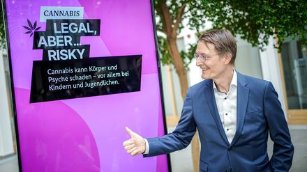 Wohl bald legal, aber trotzdem riskant: Karl Lauterbach (SPD), Bundesminister für Gesundheit, steht im Sommer 2023 neben einem Plakat, das zu einer Aufklärungs-Kampagne zu Cannabis-Gefahren gehört.