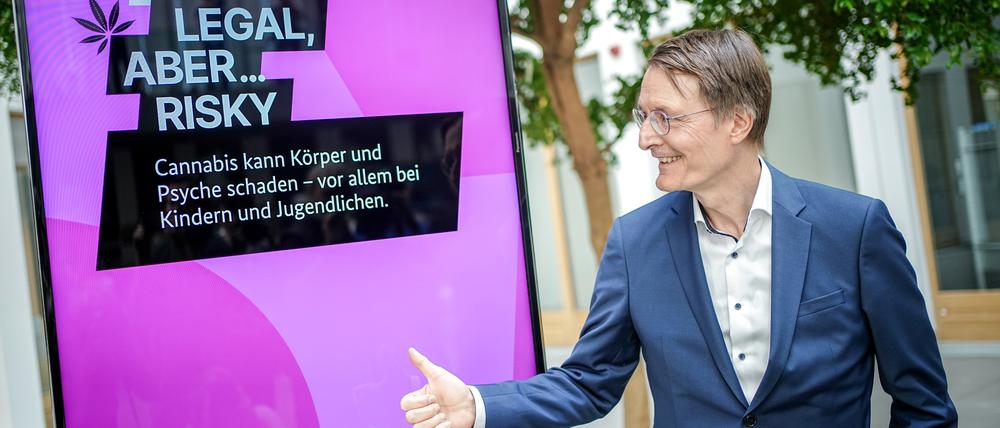 Wohl bald legal, aber trotzdem riskant: Karl Lauterbach (SPD), Bundesminister für Gesundheit, steht im Sommer 2023 neben einem Plakat, das zu einer Aufklärungs-Kampagne zu Cannabis-Gefahren gehört.