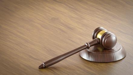 Der Richterhammer liegt auf einem Tisch (Symbolbild).