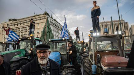 Griechische Bauern nehmen am 20. Februar an einer Protestaktion vor dem Parlament in Athen teil.