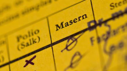 Ein Impfbuch mit markierten Feldern für Polio und Masern. 