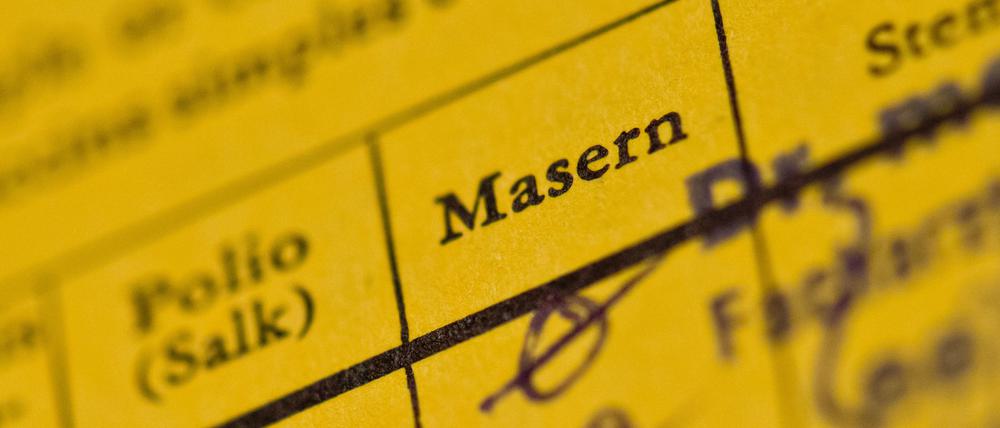 Ein Impfbuch mit markierten Feldern für Polio und Masern.