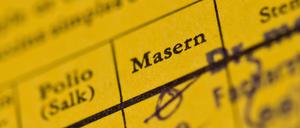 Ein Impfbuch mit markierten Feldern für Polio und Masern. 