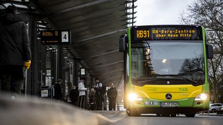 Ein Bus steht an Bahnsteig 4 am Busbahnhof in Oberhausen. 
