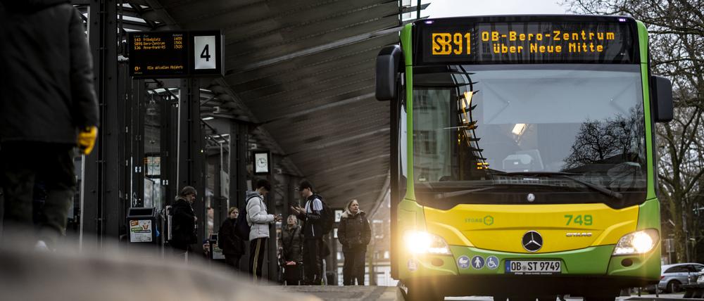 Ein Bus steht an Bahnsteig 4 am Busbahnhof in Oberhausen.