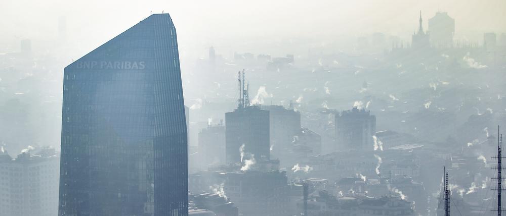 Dunst, Smog und der Rauch aus Schornsteinen hängt über der Innenstadt von Mailand.