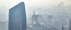 Dunst, Smog und der Rauch aus Schornsteinen hängt über der Innenstadt von Mailand. 
