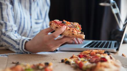 Nur mal schnell was snacken: Unsere Essgewohnheiten werden in der Pandemie ungesünder.