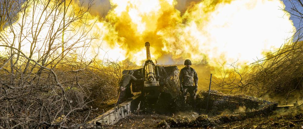 Ein ukrainischer Soldat feuert aus einem Artilleriegeschütz Richtung Bachmut.
