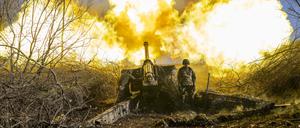 Ein ukrainischer Soldat bedient eine Artillerie-Einheit.