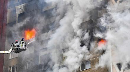 Ukrainische Rettungskräfte löschen einen Brand in einem Wohnhaus in Kiew nach einem russischen Raketenangriff.