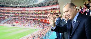 Der türkische Staatschef Recep Tayyip Erdogan will das Viertelfinalspiel zwischen der Türkei und den Niederlanden im Berliner Olympiastadion besuchen. 