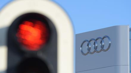 Eine Ampel leuchtet vor der Konzernzentrale des Autoherstellers Audi rot. 