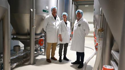 Florian Lewens (l.) und Juliane Karsten-Lewens mit  Grégoire Faivre d’Arcier (r.), dem Geschäftsführer von Eurogerm Deutschland.