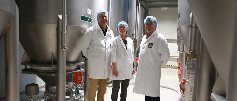 Florian Lewens (l.) und Juliane Karsten-Lewens mit  Grégoire Faivre d’Arcier (r.), dem Geschäftsführer von Eurogerm Deutschland.