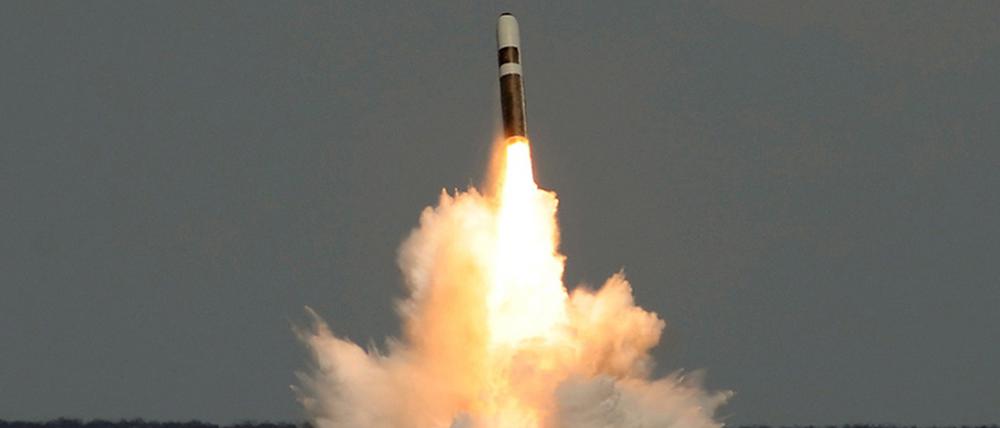 Start einer ballistischen Rakete vom Typ Trident II.