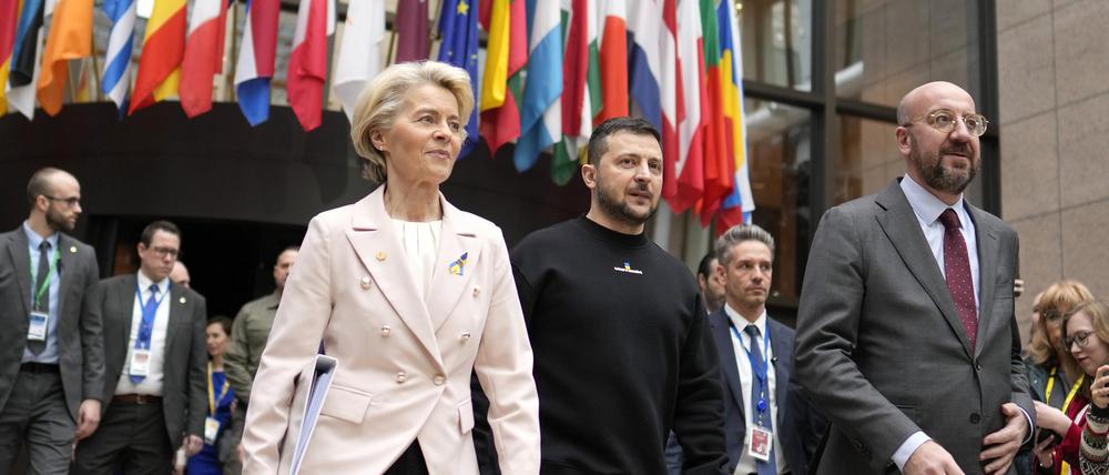 Ursula von der Leyen, Präsidentin der Europäischen Kommission, Wolodymyr Selenskyj, Präsident der Ukraine, und Charles Michel, Präsident des Europäischen Rates(l.-r.), gehen während eines EU-Gipfels nebeneinander.