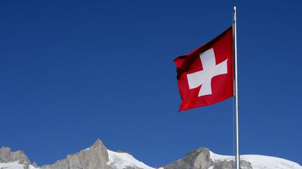 Die Schweizer Landesfahne weht am Großen Aletschgletscher unweit der Riederalp im Wind.