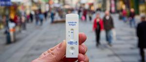 Erst testen, dann Freunde treffen? Die Selbsttests geben Sicherheit.