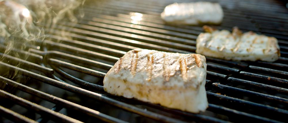 Halloumi, ein halbfester, nicht schmelzender Käse, auch Grillkäse genannt.