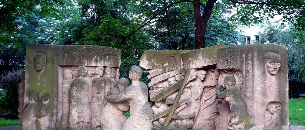 Skulptur „Block der Frauen“ von Ingeborg Hunzinger