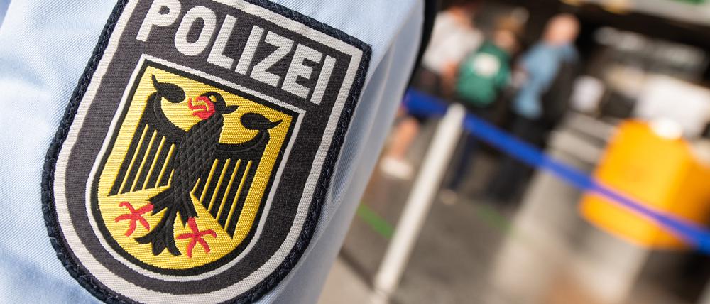 Eine Streife der Bundespolizei ist unterwegs.  