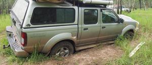 Der Pkw von zwei jungen Deutschen liegt festgefahren in der australischen Wildnis, nachdem eine Google-Maps-Panne sie in eine extrem abgelegene Region geführt hat.