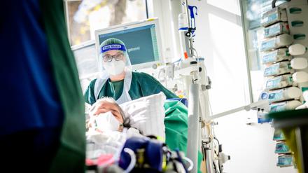 Bei schwer Erkrankten, die im Krankenhaus gegen Covid-19 behandelt werden mussten, tritt häufiger Long Covid auf.