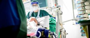 Bei schwer Erkrankten, die im Krankenhaus gegen Covid-19 behandelt werden mussten, tritt häufiger Long Covid auf.