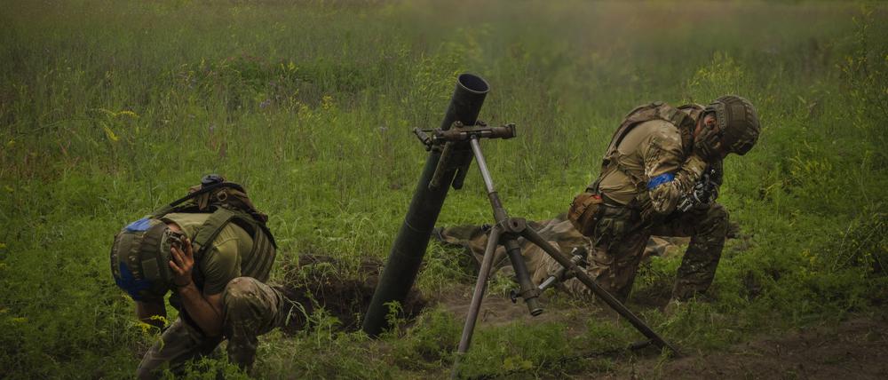 Ukrainische Soldaten feuern auf russische Stellungen an der Frontlinie.