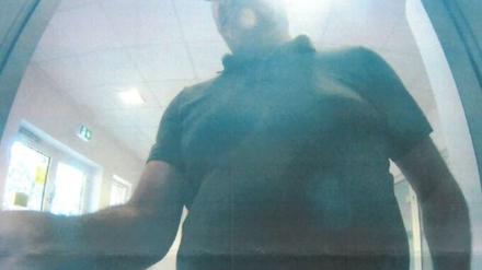 Im Juli war eine Frau in einem Supermarkt in der Potsdamer Straße einkaufen. An der Kasse musste sie dann feststellen, dass ihr Portemonnaie aus ihrer Tasche entwendet worden war. 