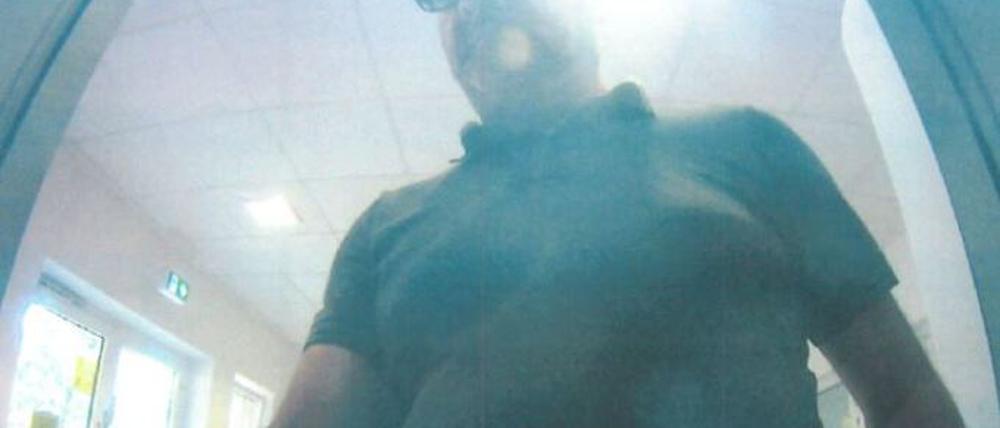Im Juli war eine Frau in einem Supermarkt in der Potsdamer Straße einkaufen. An der Kasse musste sie dann feststellen, dass ihr Portemonnaie aus ihrer Tasche entwendet worden war.