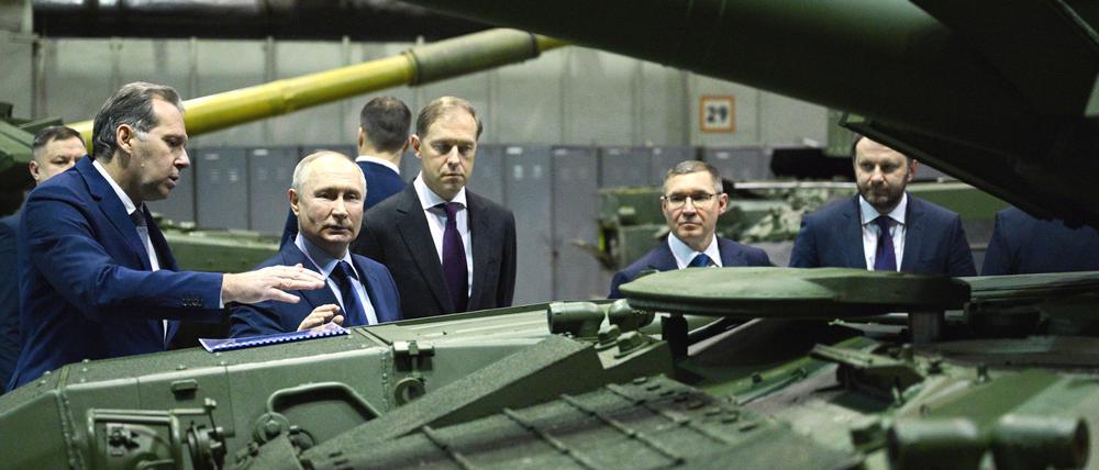 Wladimir Putin (3.v.l), Präsident von Russland, besucht die Forschungs- und Produktionsgesellschaft Uralwagonsawod (Uralwaggonwerk).