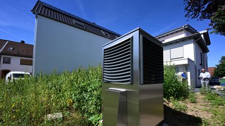 Baden-Württemberg, Plankstadt: Vor einem neu gebauten Wohngebäude ist im Garten eine Wärmepumpe zum Heizen des Gebäudes in Betrieb (Archivbild vom 05.09.2023).