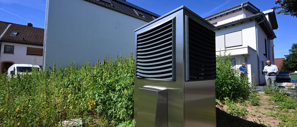 Baden-Württemberg, Plankstadt: Vor einem neu gebauten Wohngebäude ist im Garten eine Wärmepumpe zum Heizen des Gebäudes in Betrieb (Archivbild vom 05.09.2023).