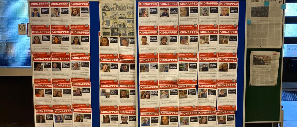 Angehörige des Dreilinden-Gymnasiums brachten die Plakate mit den Fotos der Hamas-Geiseln bald nach dem 7. Oktober aus Israel mit. Seither steht die Tafel im Foyer der Schule.