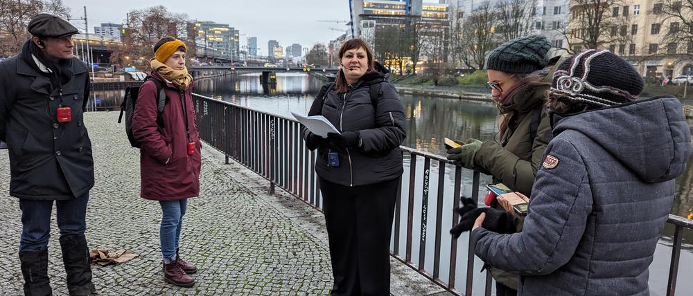 Anna Kurnosova bei einer Stadtführung durch Berlin von der Organisation „Querstadtein“.