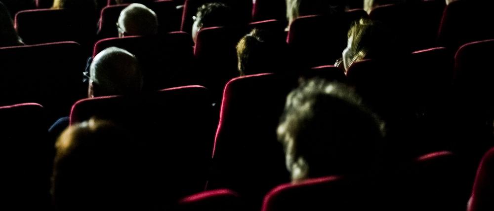 ARCHIV - 06.03.2013, Hessen, Wiesbaden: Besucher sitzen in einem Kino. (zu dpa: «Mehr Kinotickets in Thüringen verkauft») Foto: Nicolas Armer/dpa +++ dpa-Bildfunk +++
