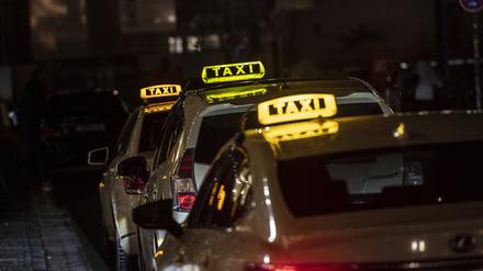 Taxis stehen am Hauptbahnhof in Berlin.