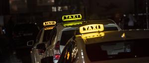 Taxis stehen am Hauptbahnhof in Berlin. (Symbolbild)