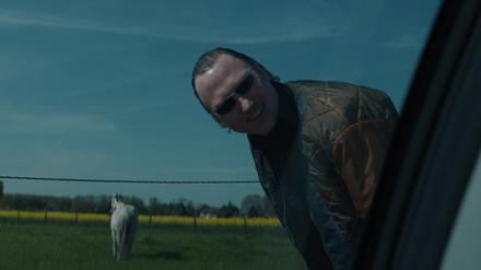 Der Panther hat seinen Lauf. V-Mann Johnny (Lars Eidinger) hält sich irrtümlich für unbesiegbar. 